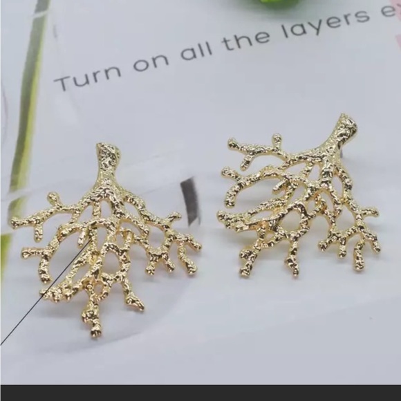 Gold Coral Stud Earrings NWT - Picture 6 of 6